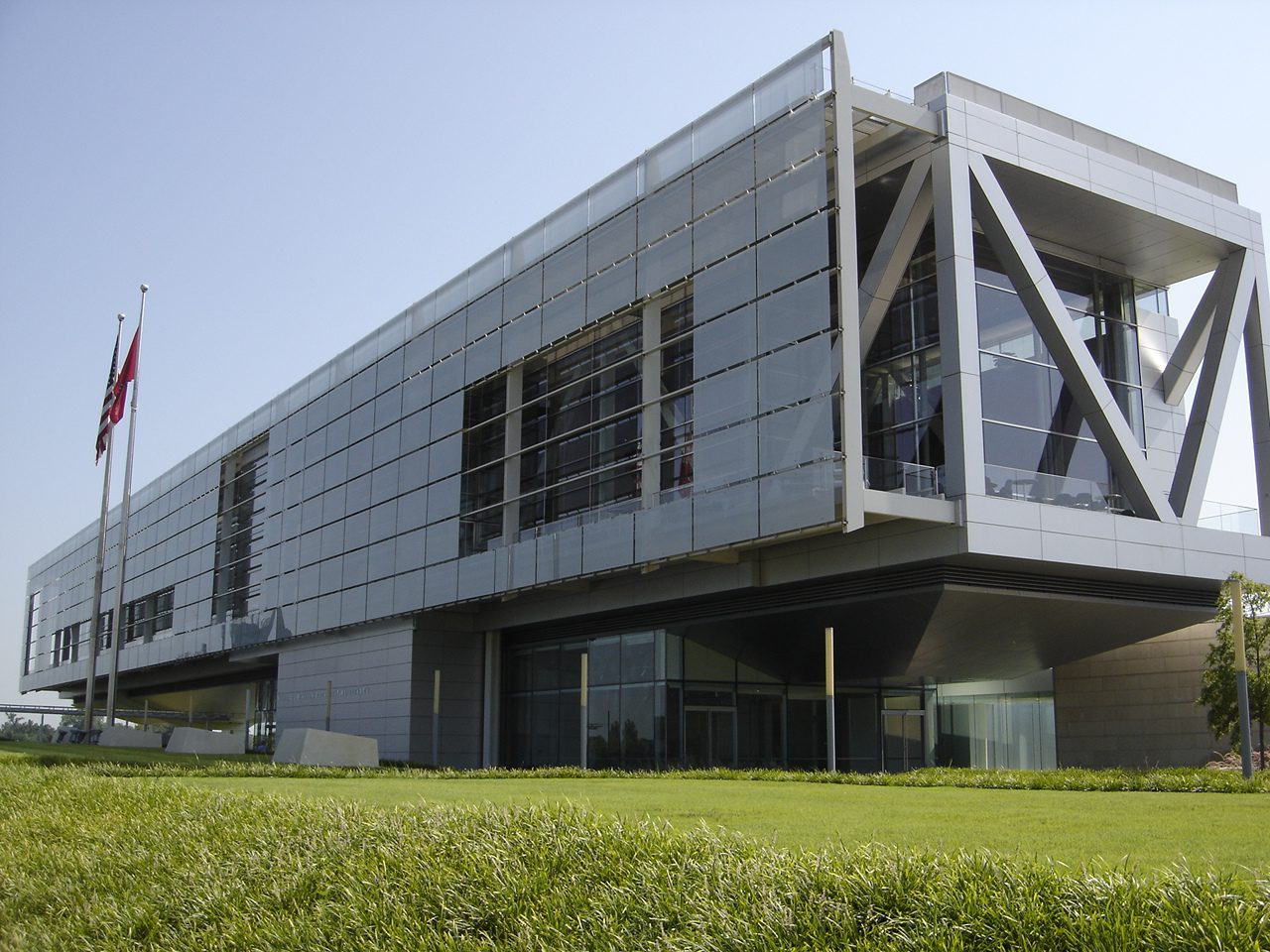 William_J._Clinton_Presidential_Library,_Little_Rock,_Arkansas_(exterior_view_-_2007)